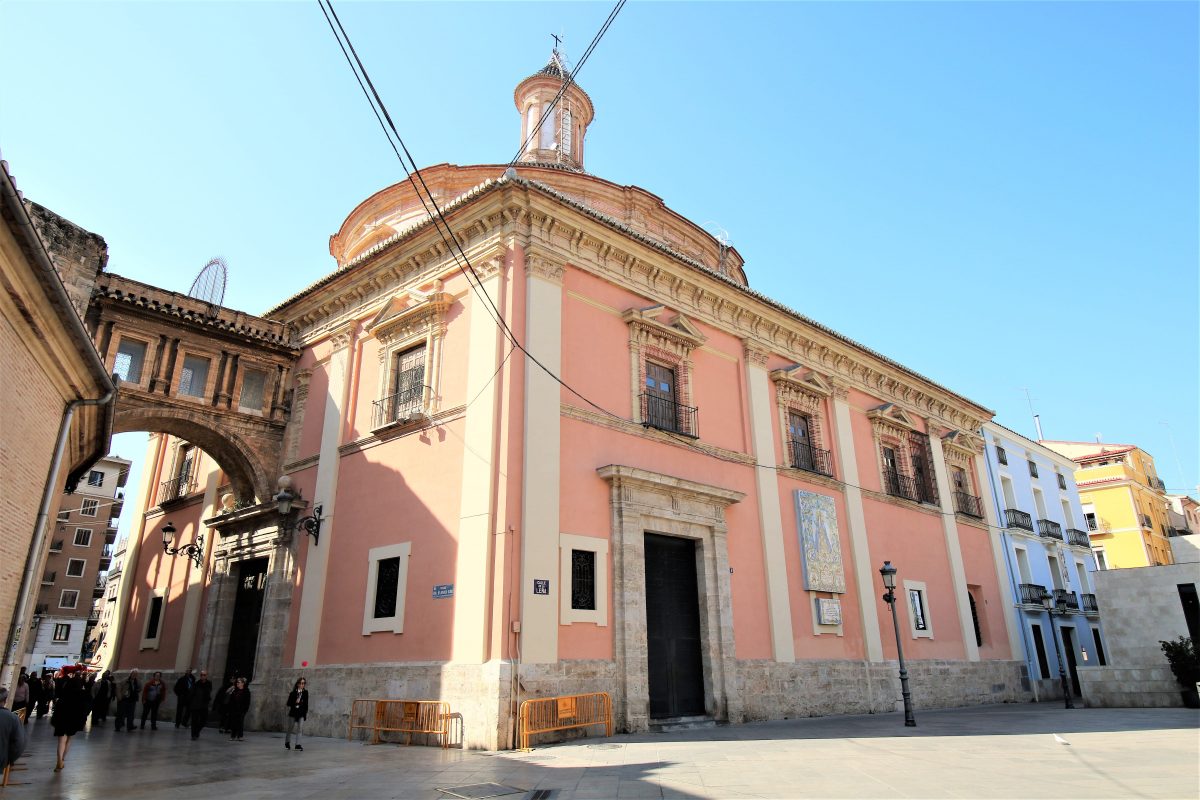 bezienswaardigheden-valencia-Basílica-de-la-Virgen-de-los-Desamparados-basiliek